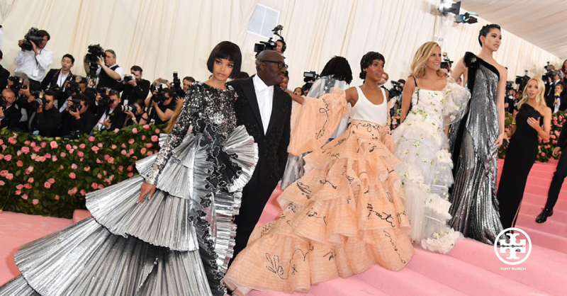 Tory Burch at the 2019 Met Gala with 300 Hand-sewn Daisies by Sourabh Gupta